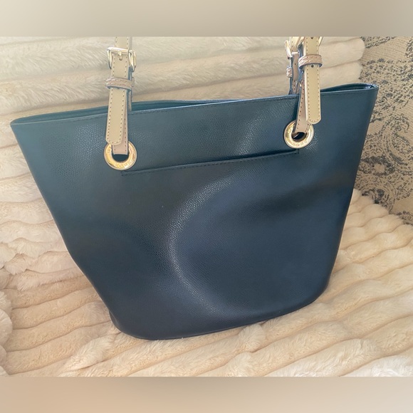 AUTHENTICATED! Michael Kors Medium Leather Tote (with top magnetic closure) - Picture 3 of 13